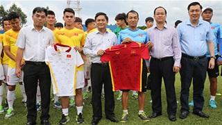 Lãnh đạo tỉnh Bình Dương thăm và động viên U20 Việt Nam